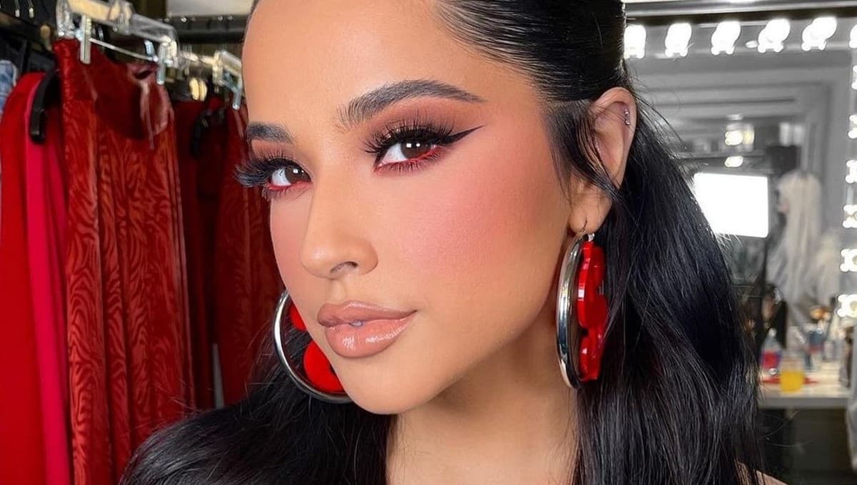 Becky G luce un espectacular vestido amarillo en los People’s Choice Awards 2021