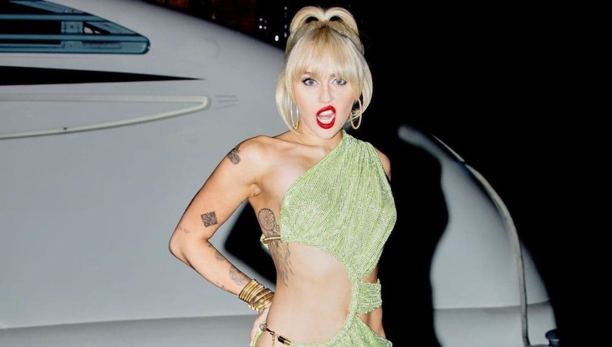 Miley Cyrus sufre accidente en pleno concierto de Año Nuevo 2022 que la dejó en topless (VIDEO)