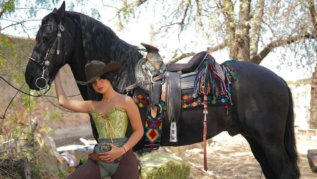 Ángela Aguilar pasa rato junto a su caballo ‘Troyano’ y recuerda el legado de su abuelo
