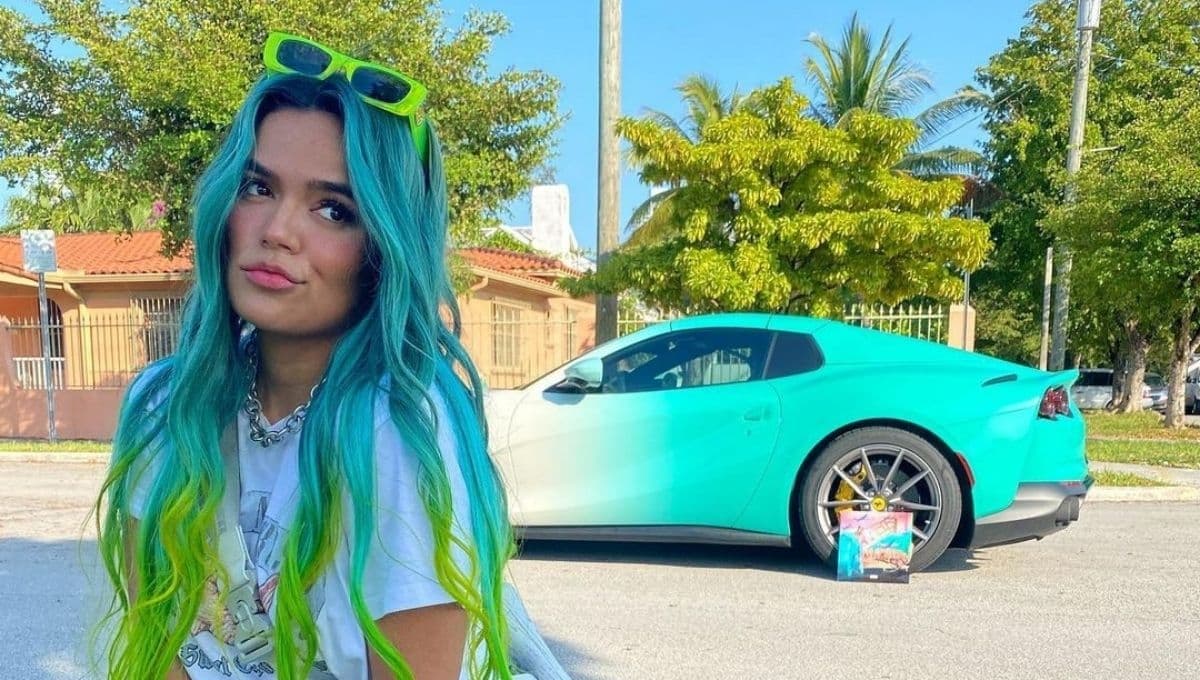 5 fotos que demuestran que el azul es el color de Karol G