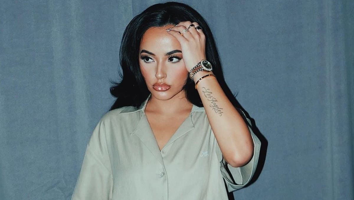 La incómoda reacción de Becky G cuando un hombre intentó abrazarla  | VIDEO