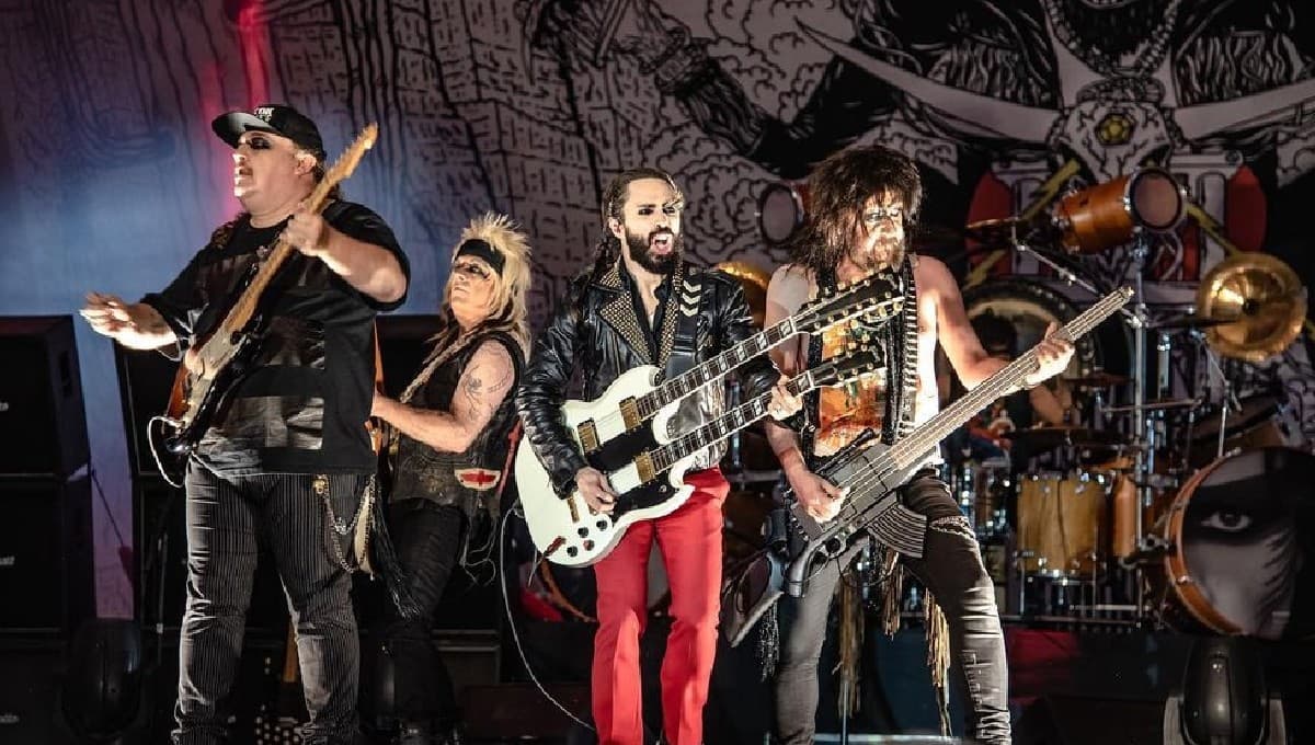 Roban equipo de Moderatto antes de su presentación en la Feria de Puebla 2022