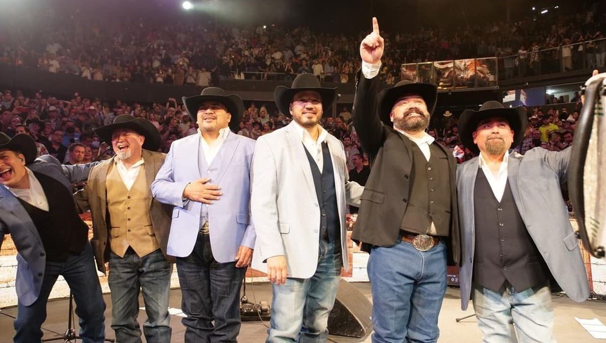 ¿Qué le pasó? Ricky Muñoz, vocalista de Intocable, se desvanece en pleno concierto en CDMX (VIDEO)