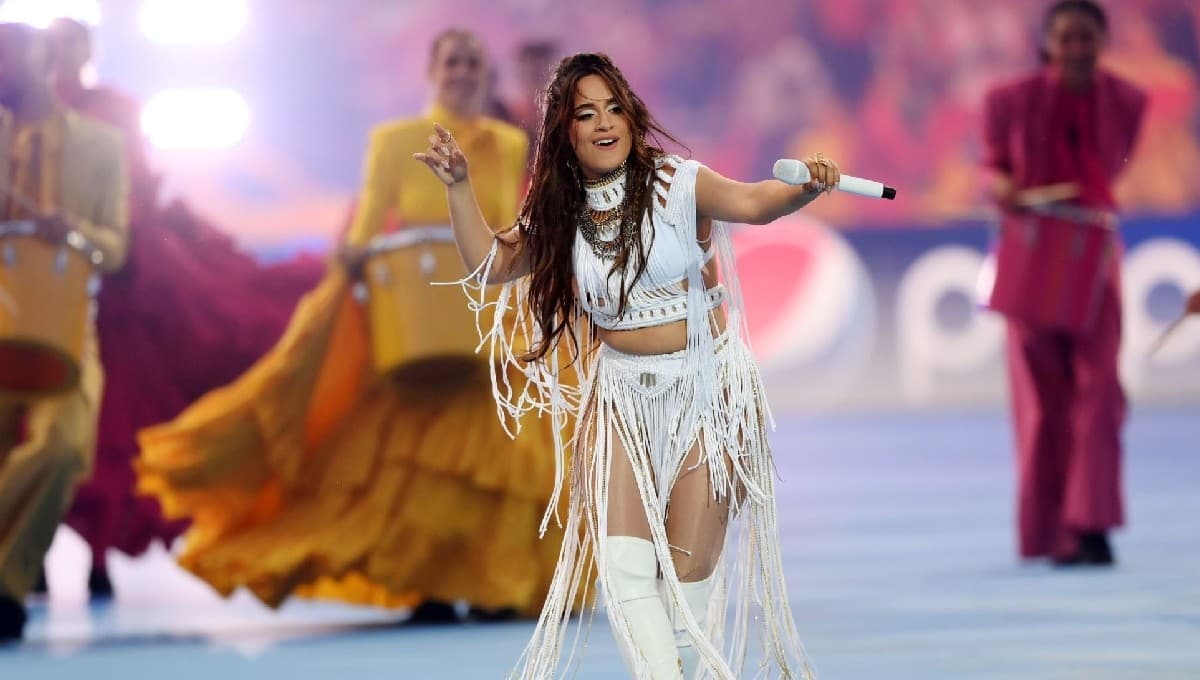 Camila Cabello lleva la energía de un carnaval a la final de la Champions League 2022