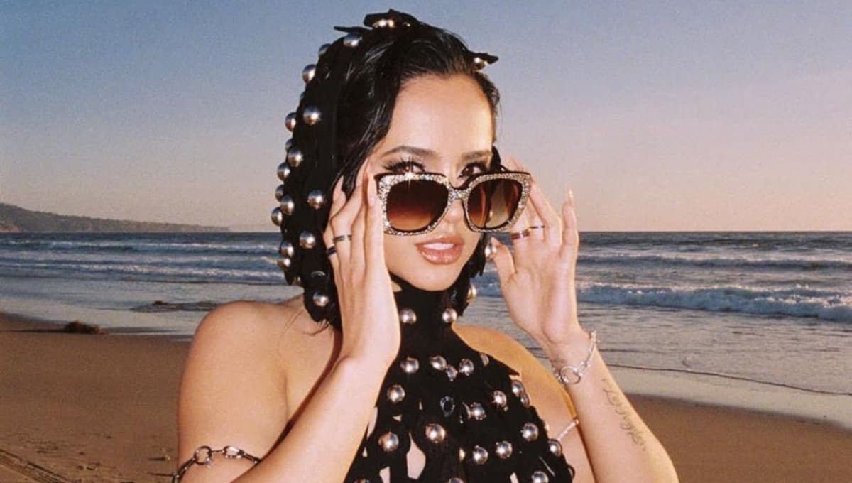 ¿Cuánto mide Becky G sin tacones?