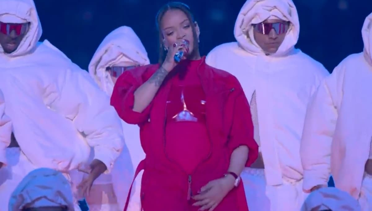 ¿Rihanna está embarazada? Así fue su presentación en el Medio Tiempo del Super Bowl 2023