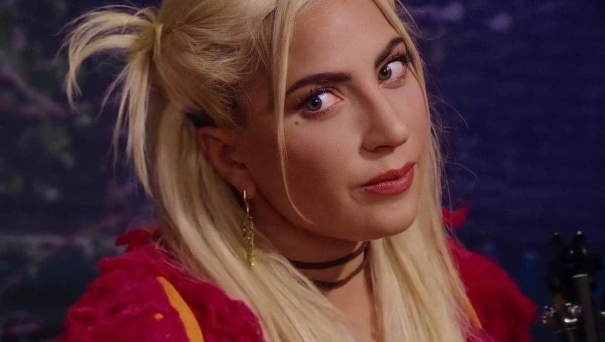 Lady Gaga se viste como Phoebe y canta ‘Smelly Cat’ en ‘Friends: The Reunion’