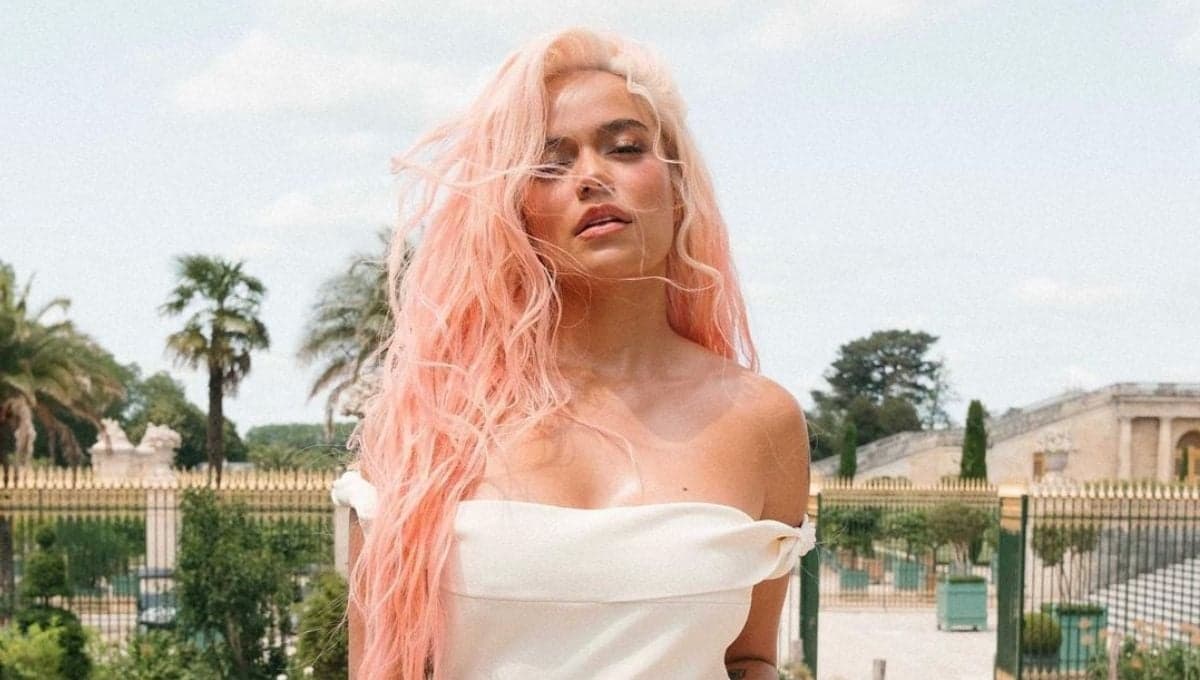 El vestido blanco strapless de Karol G que puedes comprar en rebajas por menos de 600 pesos