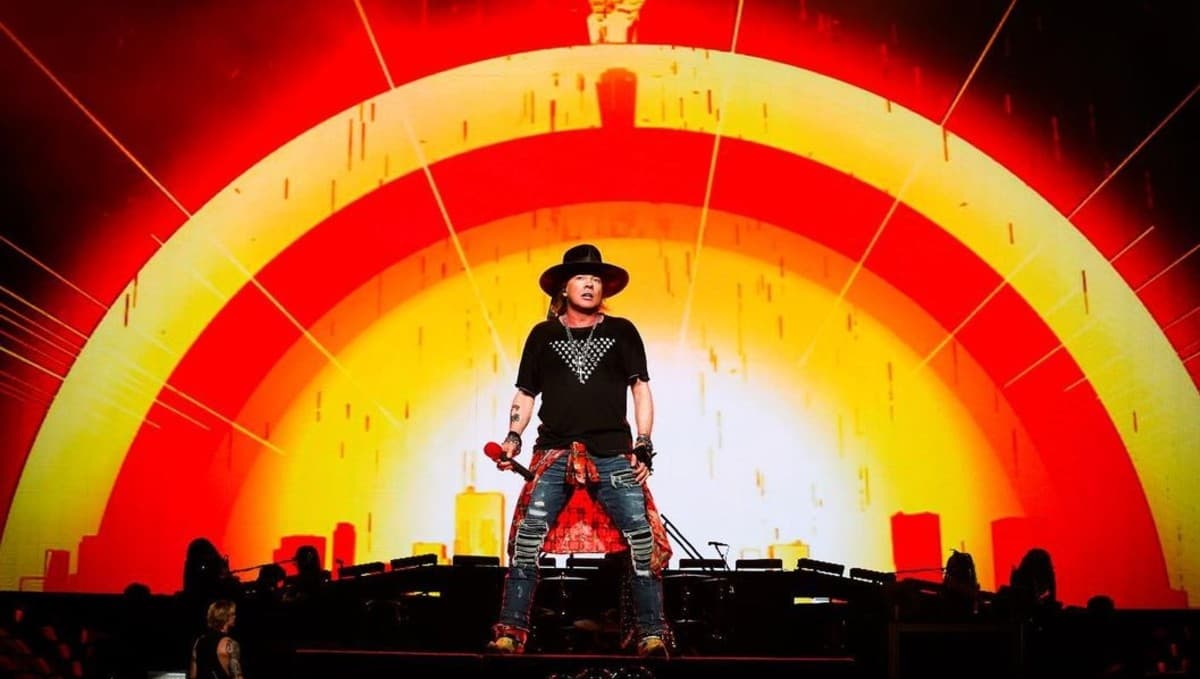 Mike Patton ORINÓ en el escenario de Axl Rose para vengarse de él