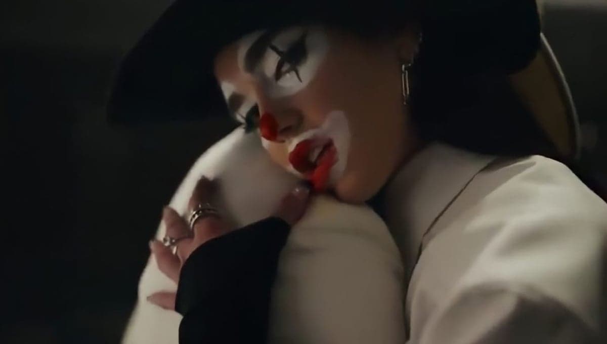 Dua Lipa presenta adelanto de su nuevo videoclip maquillada como PAYASO (VIDEO)