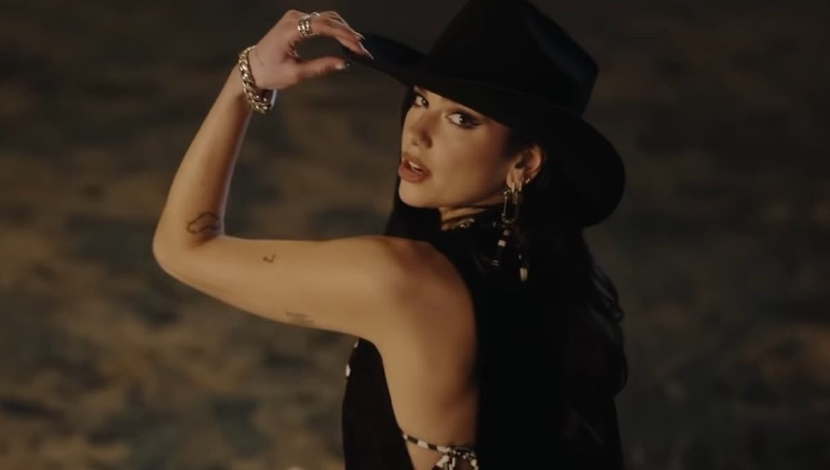 Dua Lipa se vuelve ‘payasita de rodeo’ en ‘Love Again’, y los MEMES lo festejan