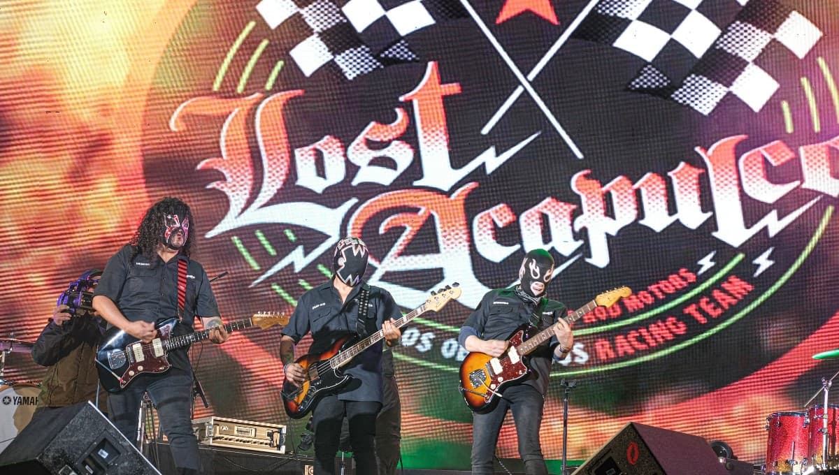 Lost Acapulco y su surf,  acompañaron a la lucha libre en el Autódromo Hermanos Rodríguez