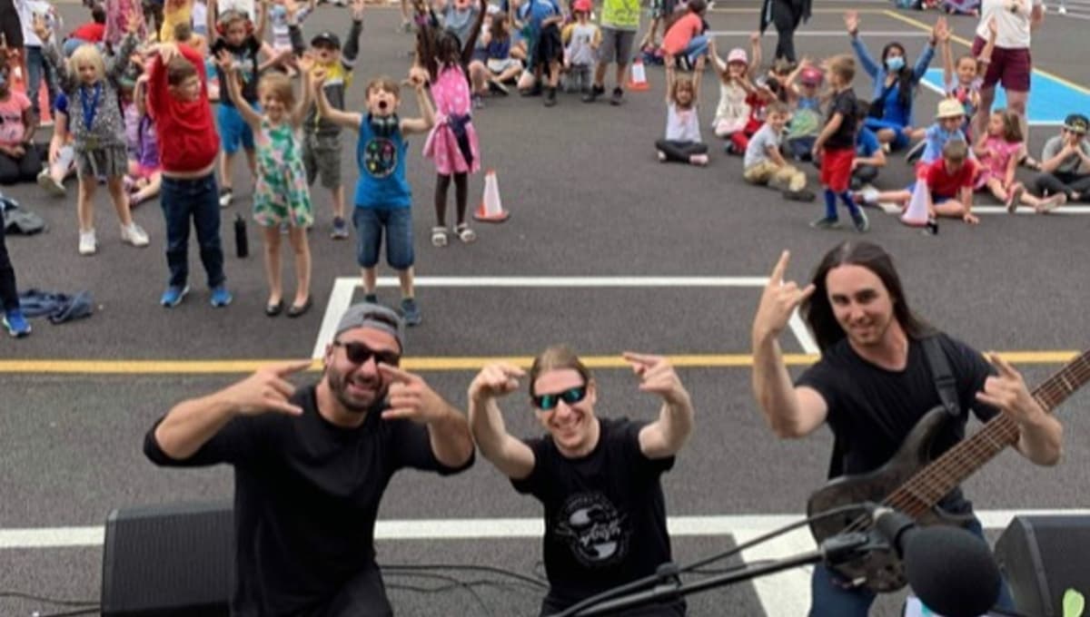 Banda de death metal ofrece concierto a niños de primaria y se vuelven virales (VIDEO)
