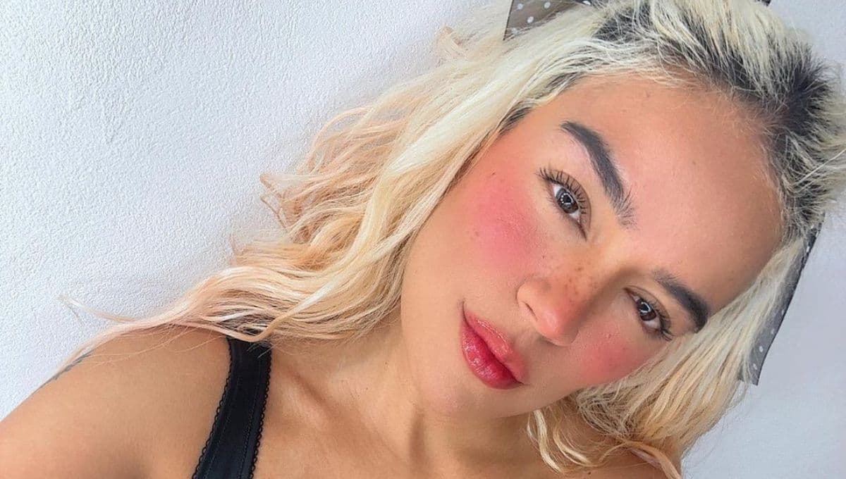 La técnica secreta de Karol G para tener los labios más jugosos y perfectos de la industria