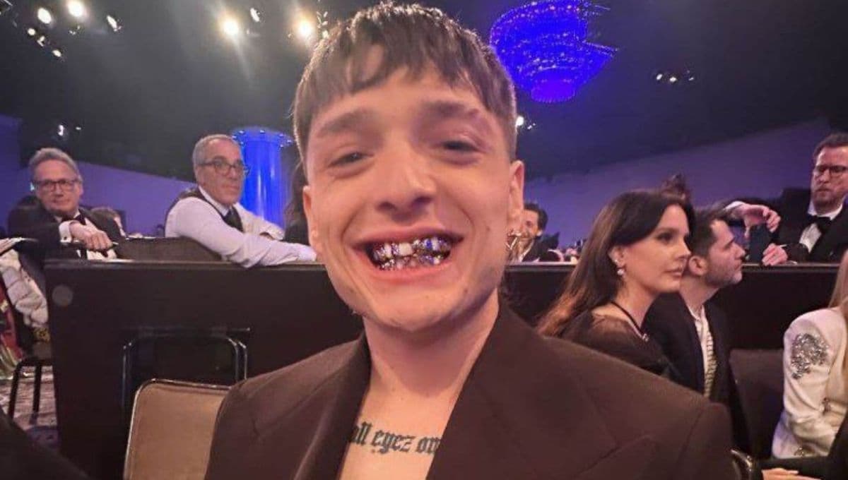 ¿Cuánto cuesta la dentadura de Peso Pluma? Así lucieron sus dientes en los Grammys 2024