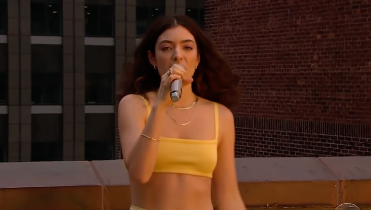 Lorde sorprende con burbujas y espejos en su presentación de ‘Solar Power’ en The Late Show (VIDEO)