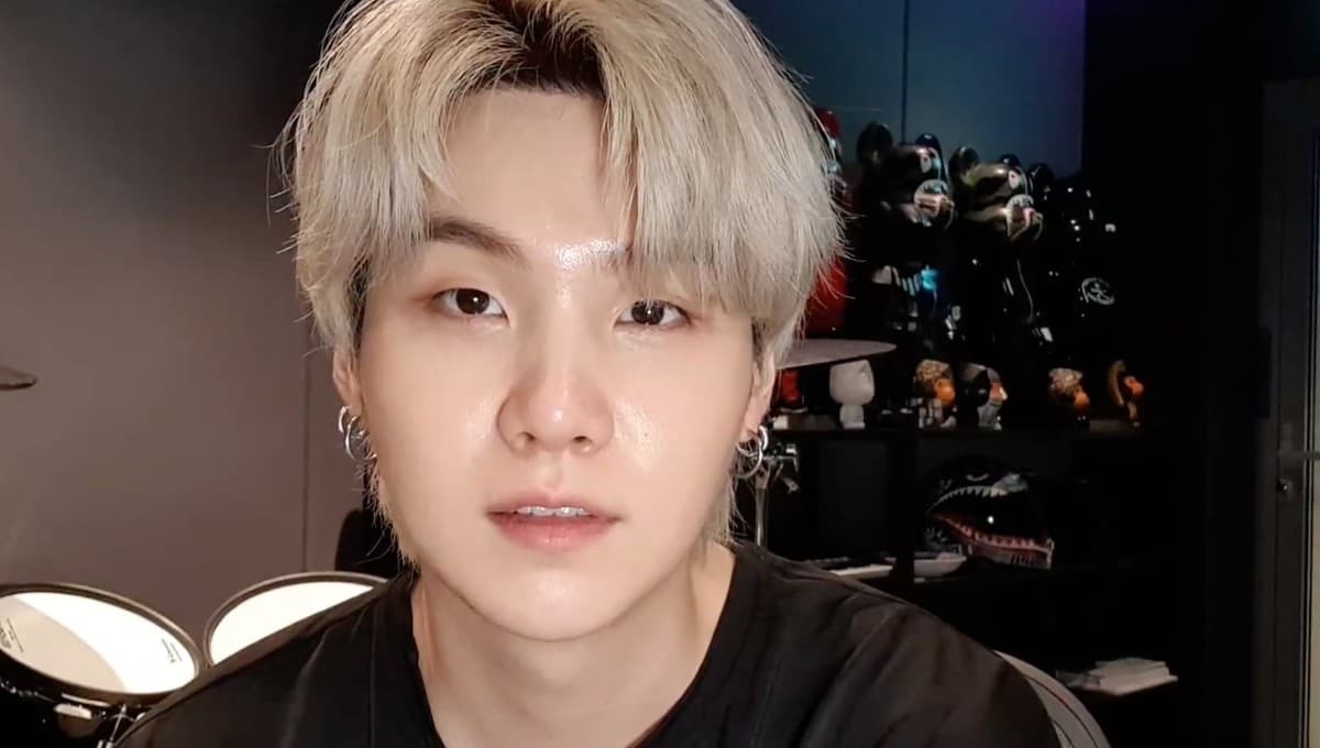 ¿Suga en moto? el rapero de BTS deja ver un casco de motociclista en su reciente Vlive (VIDEO)