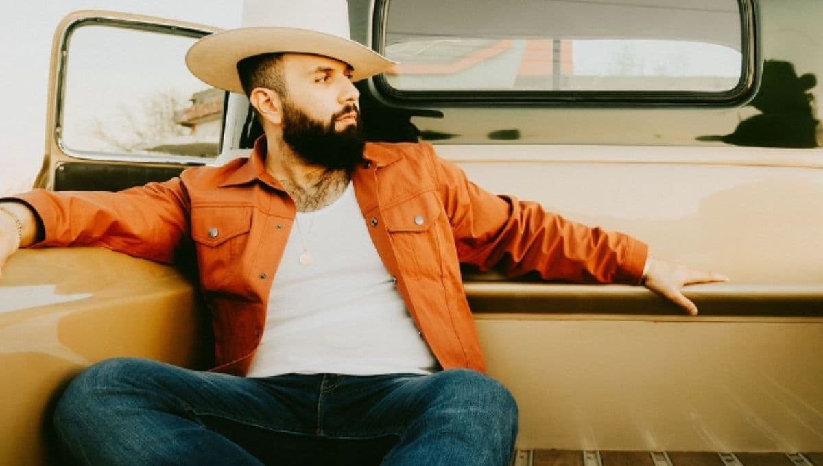 3 canciones de Carin León para pistear y llorar si te acaban de dejar