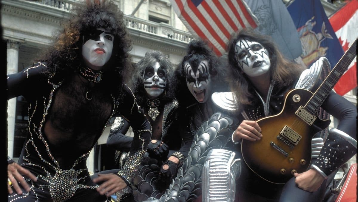 La vez que KISS visitó un orfanato en Atizapán para limpiar su imagen en México