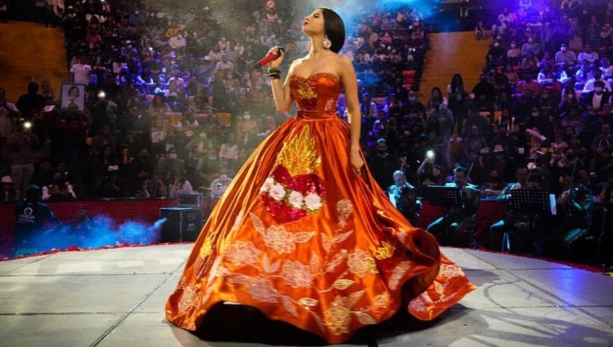 Critican a Ángela Aguilar por cantar exageradamente las canciones de Selena | VIDEOS