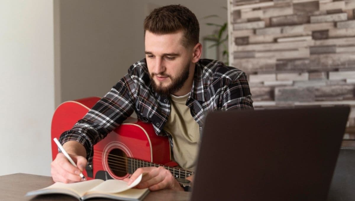 Las herramientas digitales que usan los cantantes mexicanos para crear sus éxitos