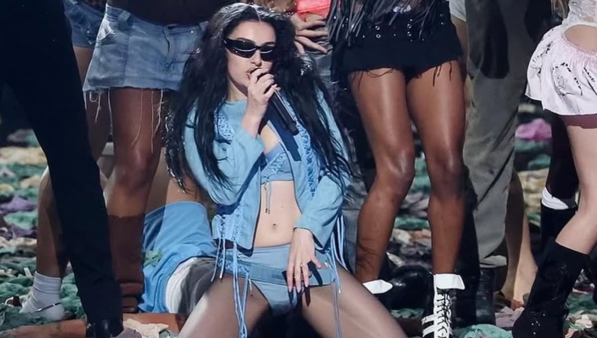 ¿A qué hora y qué día sale Charli XCX en el AXE Ceremonia?