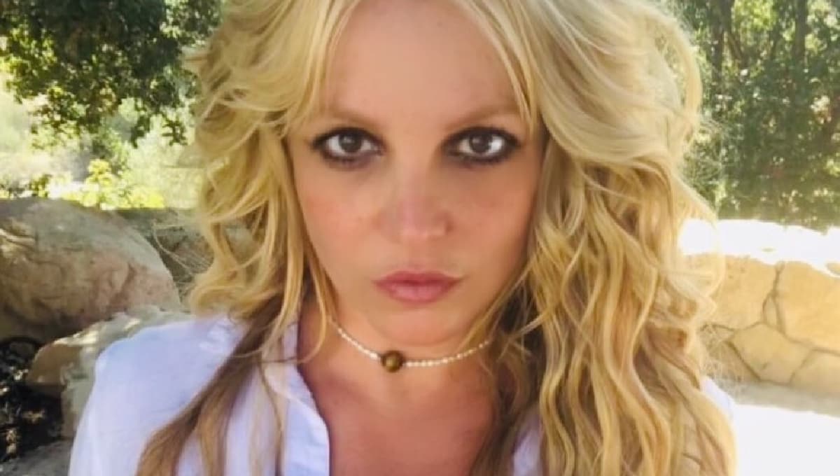 Al ritmo de Dua Lipa y ‘Levitating’ Britney Spears modela sus nuevos trajes de baño (VIDEO)