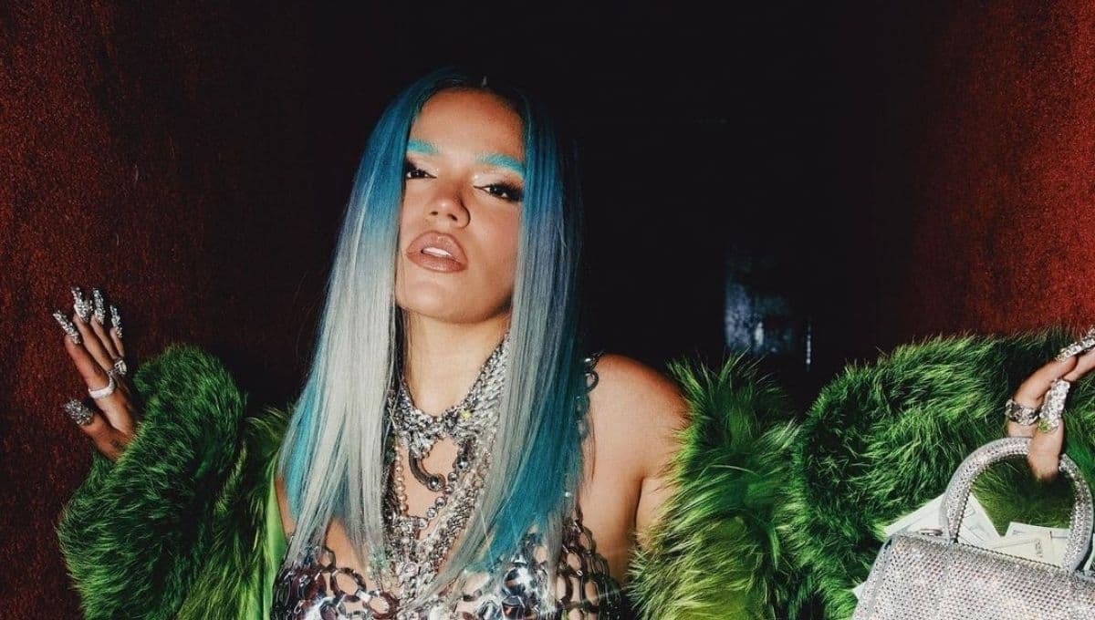 Karol G besa a su bailarina en pleno concierto y sorprende a sus fans (VIDEO)