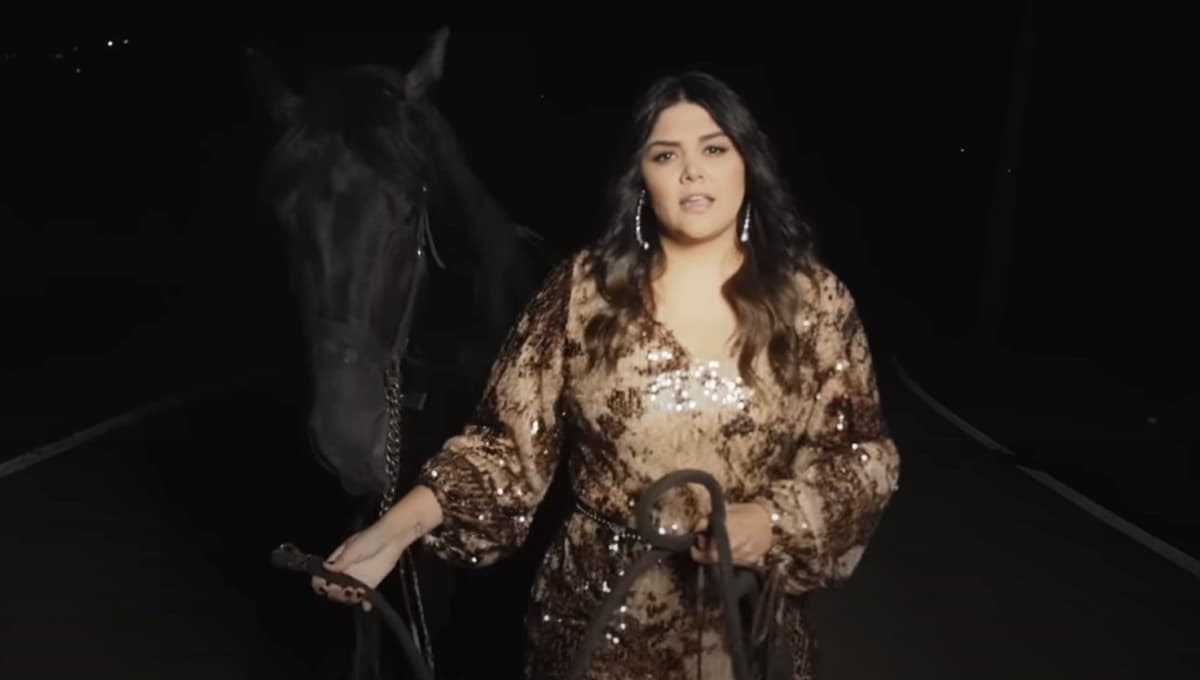 Letra de "Él lo tiene todo" de Yuridia