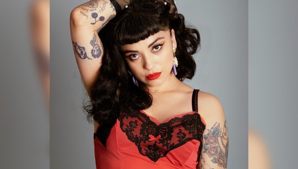 Mon Laferte exhibe en Valparaíso su mural y el gobierno de Chile la CRITICA por individualista