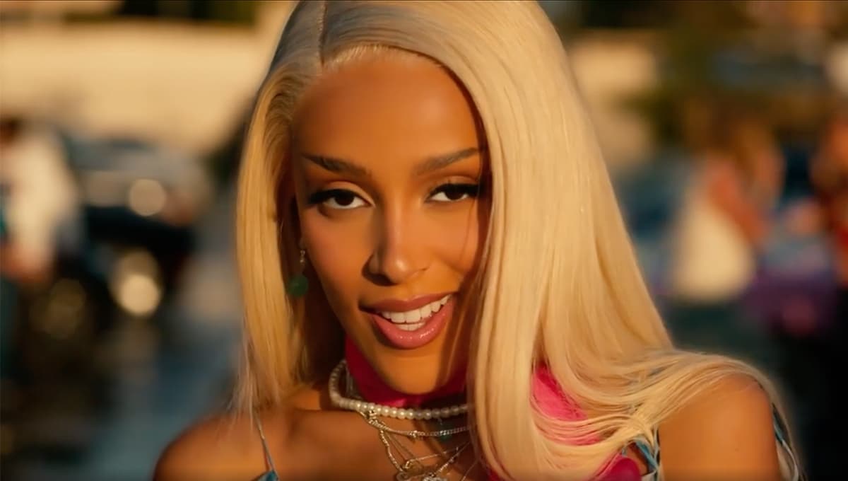 Doja Cat protagoniza comercial al estilo de Sandy de ‘Grease’ (VIDEO)
