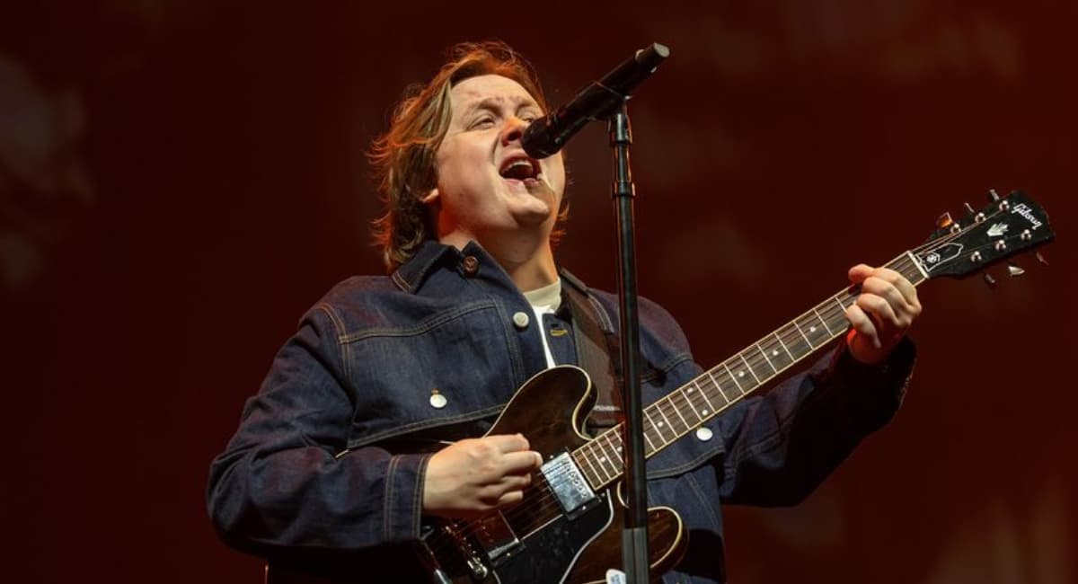 ‘Stay Love’ de Lewis Capaldi